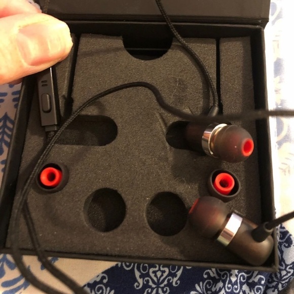 Schultz CW Earbud Headphones - Wired with Mic - Picture 3 of 4